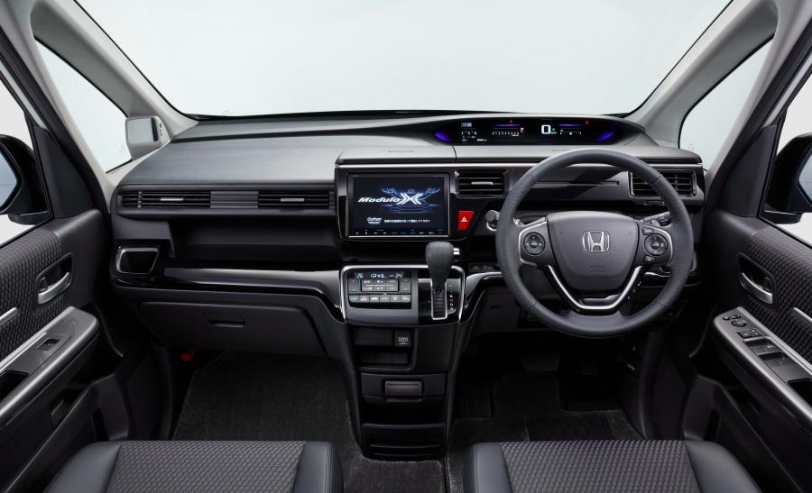 Торпедо Honda StepWGN Modulo X 2016 года  (фото 7 из 9)